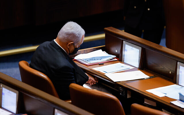 Le leader de l'opposition Benjamin Netanyahu est assis dans le plénum de la Knesset le 18 octobre 2021. (Crédit : Olivier Fitoussi/Flash90) Le leader de l'opposition Benjamin Netanyahu est assis dans le plénum de la Knesset le 18 octobre 2021. (Crédit : Olivier Fitoussi/Flash90)