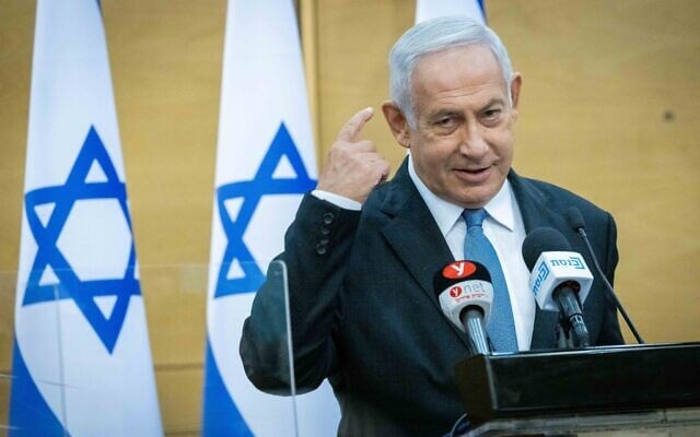 Le leader de l'opposition Benjamin Netanyahu montre ses cheveux lors d'un discours à la réunion de la faction du Likoud à la Knesset le 25 octobre 2021. (Crédit : Yonatan Sindel/Flash90) Le leader de l'opposition Benjamin Netanyahu montre ses cheveux lors d'un discours à la réunion de la faction du Likoud à la Knesset le 25 octobre 2021. (Crédit : Yonatan Sindel/Flash90)