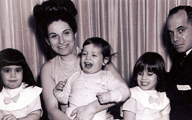 La famille Bolton (de gauche à droite) : Carol, Matilde, John, Judy et Harold, vers 1966. (Crédit : autorisation de Judy Bolton-Fasman)