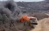 Une voiture en feu près du village de Turmus Ayya en Cisjordanie, après qu'elle a été incendiée par des résidents d'implantation d'un avant-poste voisin, le 23 octobre 2021. (Crédit : capture d'écran : Twitter)