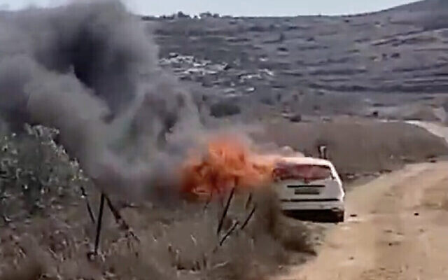 Une voiture en feu près du village de Turmus Ayya en Cisjordanie, après qu'elle a été incendiée par des résidents d'implantation d'un avant-poste voisin, le 23 octobre 2021. (Crédit : capture d'écran : Twitter) Une voiture en feu près du village de Turmus Ayya en Cisjordanie, après qu'elle a été incendiée par des résidents d'implantation d'un avant-poste voisin, le 23 octobre 2021. (Crédit : capture d'écran : Twitter)