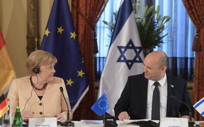 Le Premier ministre Naftali Bennett accueille la chancelière allemande Angela Merkel pendant une réunion spéciale du cabinet à Jérusalem, le 10 octobre 2021. (Crédit : Amos Ben Gershom GPO)