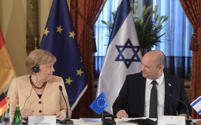 Le Premier ministre Naftali Bennett accueille la chancelière allemande Angela Merkel pendant une réunion spéciale du cabinet à Jérusalem, le 10 octobre 2021. (Crédit : Amos Ben Gershom GPO) Le Premier ministre Naftali Bennett accueille la chancelière allemande Angela Merkel pendant une réunion spéciale du cabinet à Jérusalem, le 10 octobre 2021. (Crédit : Amos Ben Gershom GPO)