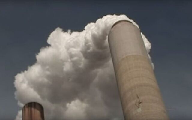 Illustration : Des émissions de carbone d'une centrale électrique. (Crédit : Capture d’écran YouTube) Illustration : Des émissions de carbone d'une centrale électrique. (Crédit : Capture d’écran YouTube)