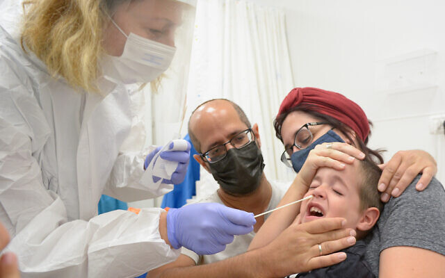 Un enfant subit un test de dépistage du coronavirus dans une clinique de Katzrin, le 6 septembre 2021. (Crédit : Michael Giladi/Flash90)