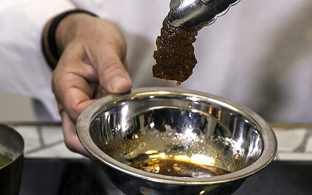 Cette photo du 16 janvier 2019 montre un premier steak cultivé en laboratoire lors d'une présentation de la société israélienne Aleph Farms, à Jaffa, en Israël. (Crédit : AP Photo/Tsafrir Abayov) Cette photo du 16 janvier 2019 montre un premier steak cultivé en laboratoire lors d'une présentation de la société israélienne Aleph Farms, à Jaffa, en Israël. (Crédit : AP Photo/Tsafrir Abayov)