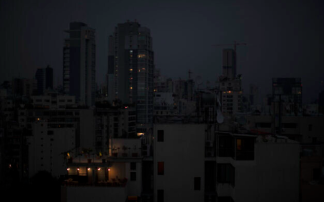 Illustration : la capitale Beyrouth dans l'obscurité lors d'une panne de courant, le 6 juillet 2020. (AP Photo/Hassan Ammar)