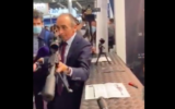 Capture d'écran d'Éric Zemmour en train de pointer un fusil sur des journalistes au salon Milipol, le 20 octobre 2021.