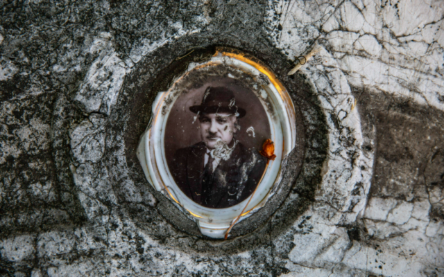 « Des traces d’humanité », par Rémy Ourdan et Damir Sagolj. (Crédit : Damir Sagolj / Prix Bayeux des correspondants de guerre)