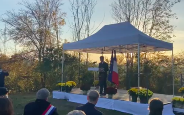 Gérald Darmanin au cimetière juif de Sarre-Union, le 28 octobre 2021 (Crédit : capture d'écran Twitter)
