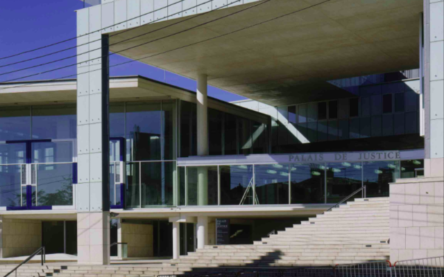 Le palais de justice de Pontoise. (Crédit : ArchiModerne / CC BY-SA 3.0)