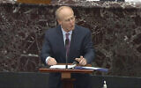 Sur cette image vidéo, David Schoen, un avocat de l'ancien président américain Donald Trump, prend la parole lors du deuxième procès de mise en accusation de Trump au Sénat, au Capitole américain à Washington, le 9 février 2021. (Crédit : Télévision du Sénat via AP)