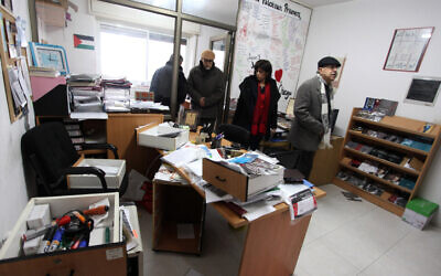 Des employés palestiniens dans les bureaux d'Addameer à Ramallah en Cisjordanie, après que les forces de Tsahal on fait une descente dans 3 ONG palestiniennes, le 11 décembre 2012. (Issam Rimawi/FLASH90)