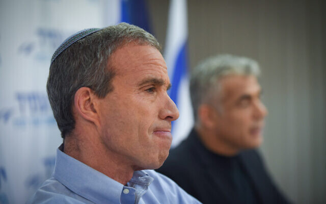 Yair Lapid (à droite) et le député de Yesh Atid, Elazar Stern, lors d'une conférence de presse à Tel Aviv, le 18 janvier 2015. (Crédit : Ben Kelmer/FLASH90)
