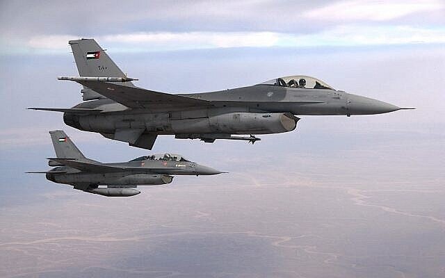 Photo illustrative de deux jets F-16 de l'Armée de l'air jordanienne (Crédit photo : CC BY-SA 3.0, par Caycee Cook, US Air Force, Wikimedia Commons) Photo illustrative de deux jets F-16 de l'Armée de l'air jordanienne (Crédit photo : CC BY-SA 3.0, par Caycee Cook, US Air Force, Wikimedia Commons)