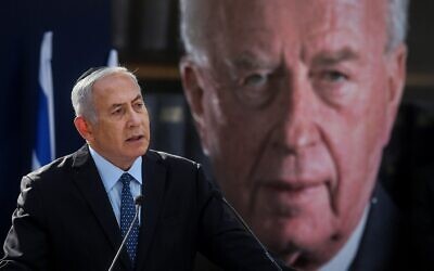 Le Premier ministre israélien Benjamin Netanyahu s'exprime lors d'un service de commémoration marquant le 23ème anniversaire depuis l'assassinat de Rabin qui a eu lieu au cimetière du mont Herzl à Jérusalem, le 21 octobre 2018 (Crédit : Marc Israel Sellem/POOL)