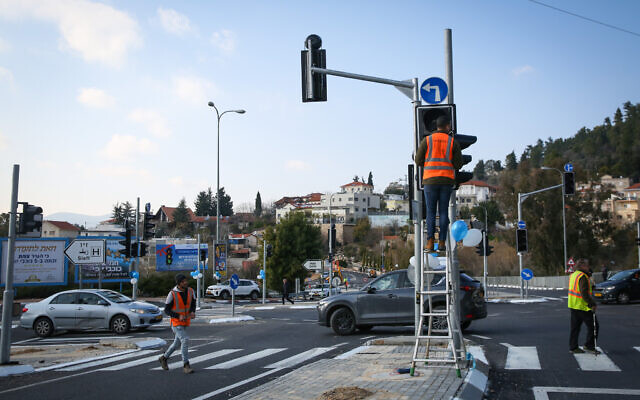 Illustration : des ouvriers actionnent un feu de circulation dans la ville de Tzfat, au nord d'Israël, le 14 janvier 2020. (Crédit : David Cohen/Flash90) Illustration : des ouvriers actionnent un feu de circulation dans la ville de Tzfat, au nord d'Israël, le 14 janvier 2020. (Crédit : David Cohen/Flash90)