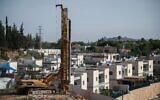 Des travaux de construction dans l'implantation de Yakir, en Cisjordanie, le 11 juin 2020. (Crédit : Sraya Diamant/Flash90)