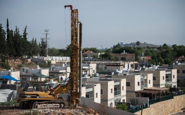 Des travaux de construction dans l'implantation de Yakir, en Cisjordanie, le 11 juin 2020. (Crédit : Sraya Diamant/Flash90)