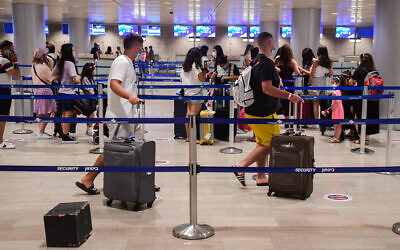 Le hall des départs de l'aéroport Ben Gurion, le 16 août 2020. (Crédit : Avshalom Sassoni/Flash90)