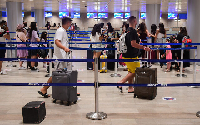 Le hall des départs de l'aéroport Ben Gurion, le 16 août 2020. (Crédit : Avshalom Sassoni/Flash90)