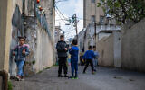 Des enfants jouent dans le quartier de Wadi Nisnas à Haïfa, le 5 février 2021. (Crédit :  Shir Torem/Flash90)