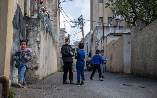 Des enfants jouent dans le quartier de Wadi Nisnas à Haïfa, le 5 février 2021. (Crédit :  Shir Torem/Flash90)