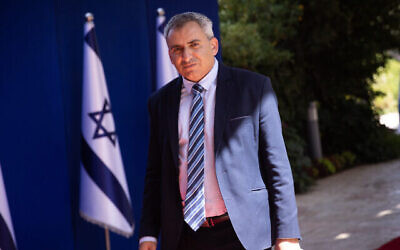Le ministre du Logement Zeev Elkin arrivant à la résidence présidentielle pour une photo de groupe du président et des membres du nouveau gouvernement, à Jérusalem, le 14 jin 2021. (Crédit : Yonatan Sindel/Flash90)