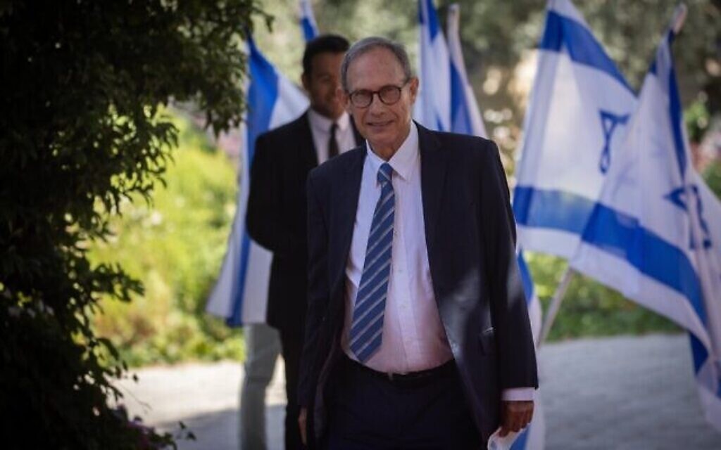 Le ministre de la Diaspora Nachman Shai arrive à la résidence présidentielle de Jérusalem, le 14 juin 2021. (Crédit : Yonatan Sindel/Flash90) Le ministre de la Diaspora Nachman Shai arrive à la résidence présidentielle de Jérusalem, le 14 juin 2021. (Crédit : Yonatan Sindel/Flash90)