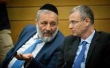 Le leader du Shas Aryeh Deri avec Yariv Levin du Likud lors d'une réunion des partis de droite à la Knesset le 14 juin 2021. (Crédit : Yonatan Sindel/Flash90)