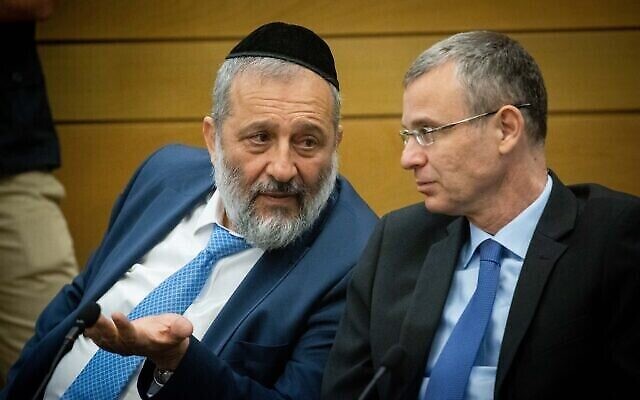 Le leader du Shas Aryeh Deri avec Yariv Levin du Likud lors d'une réunion des partis de droite à la Knesset le 14 juin 2021. (Crédit : Yonatan Sindel/Flash90)