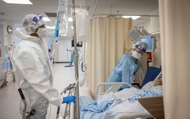Des employés de l'unité de prise en charge du coronavirus, portant leurs équipements de protection, à l'hôpital Shaare Zedek de Jérusalem, le 23 septembre 2021. (Crédit : Yonatan Sindel/Flash90) Des employés de l'unité de prise en charge du coronavirus, portant leurs équipements de protection, à l'hôpital Shaare Zedek de Jérusalem, le 23 septembre 2021. (Crédit : Yonatan Sindel/Flash90)