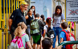 De jeunes élèves arrivent pour la rentrée des classes après les fêtes à l'école Gabrieli de Tel Aviv, le 30 septembre 2021. (Crédit : Avshalom Sassoni/Flash90)