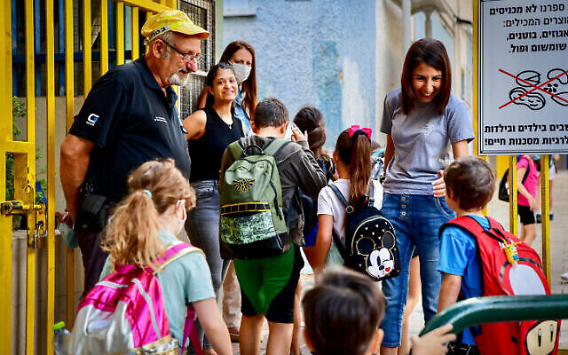 De jeunes élèves arrivent pour la rentrée des classes après les fêtes à l'école Gabrieli de Tel Aviv, le 30 septembre 2021. (Crédit : Avshalom Sassoni/Flash90) De jeunes élèves arrivent pour la rentrée des classes après les fêtes à l'école Gabrieli de Tel Aviv, le 30 septembre 2021. (Crédit : Avshalom Sassoni/Flash90)