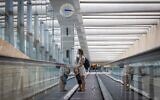 Des voyageurs à l'aéroport Ben Gurion, près de Tel Aviv, le 6 septembre 2021. (Crédit : Yonatan Sindel/Flash90)