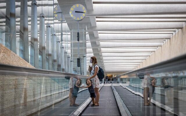 Des voyageurs à l'aéroport Ben Gurion, près de Tel Aviv, le 6 septembre 2021. (Crédit : Yonatan Sindel/Flash90) Des voyageurs à l'aéroport Ben Gurion, près de Tel Aviv, le 6 septembre 2021. (Crédit : Yonatan Sindel/Flash90)