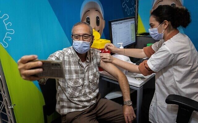 Un homme se fait vacciner contre la COVID-19 dans un centre de dépistage temporaire de la Clalit à Jérusalem, le 30 septembre 2021. (Crédit : Yonatan Sindel/Flash90) Un homme se fait vacciner contre la COVID-19 dans un centre de dépistage temporaire de la Clalit à Jérusalem, le 30 septembre 2021. (Crédit : Yonatan Sindel/Flash90)