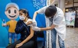 Une femme se fait vacciner contre la   COVID-19 dans un centre de la Clalit à Jérusalem, le 3 octobre 2021. (Crédit : Yonatan Sindel/Flash90)