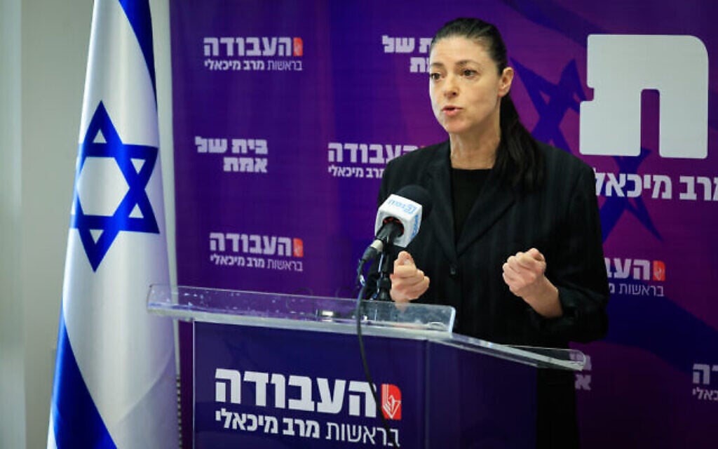 La ministre des Transports Merav Michaeli lors d'une réunion de faction du parti Travailliste à la Knesset, le 4 octobre 2021. (Crédit : Olivier Fitoussi/Flash90) La ministre des Transports Merav Michaeli lors d'une réunion de faction du parti Travailliste à la Knesset, le 4 octobre 2021. (Crédit : Olivier Fitoussi/Flash90)