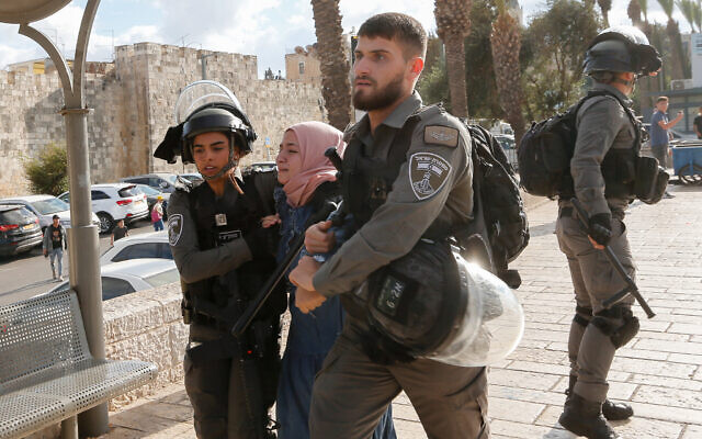 Des Palestiniens affrontent la police lors d'une manifestation à la Porte de Damas dans la vieille ville de Jérusalem, le 19 octobre 2021. (Crédit : Jamal Awad/Flash90) Des Palestiniens affrontent la police lors d'une manifestation à la Porte de Damas dans la vieille ville de Jérusalem, le 19 octobre 2021. (Crédit : Jamal Awad/Flash90)