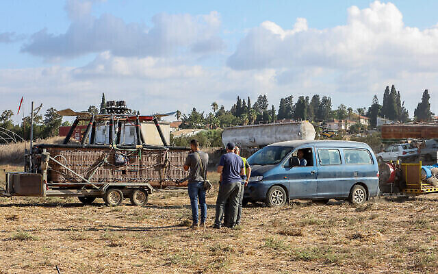 Un homme est mort en tombant d'une montgolfière près d'Afula, dans le nord d'Israël, le 19 octobre 2021 (Crédit : Meir Vaknin/Flash90) Un homme est mort en tombant d'une montgolfière près d'Afula, dans le nord d'Israël, le 19 octobre 2021 (Crédit : Meir Vaknin/Flash90)