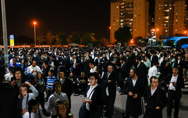 Des fidèles du rabbin Eliezer Berland manifestent devant la prison de Nitzan à Ramle, le 27 octobre 2021 (Roy Alima/Flash90). Des fidèles du rabbin Eliezer Berland manifestent devant la prison de Nitzan à Ramle, le 27 octobre 2021 (Roy Alima/Flash90).
