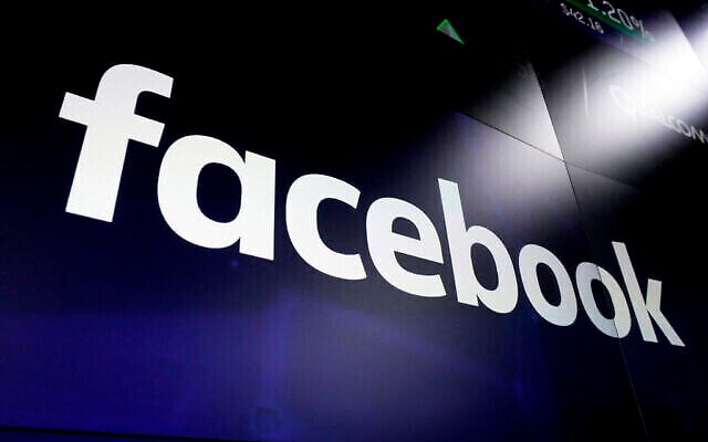 Le logo de Facebook sur les écrans du Nasdaq MarketSite, à Times Square, à New York, le 29 mars 2018. (Crédit : AP Photo/ Richard Drew/ File) Le logo de Facebook sur les écrans du Nasdaq MarketSite, à Times Square, à New York, le 29 mars 2018. (Crédit : AP Photo/ Richard Drew/ File)
