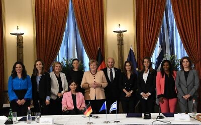 Le Premier ministre Naftali Bennett et la chancelière allemande Angela Merkel, au centre, posent avec toutes les femmes du cabinet gouvernemental (de gauche à droite) : la ministre de la Justice Ayelet Shaked, la ministre de l'Égalité sociale Meirav Cohen, la ministre de l'Économie Orna Barbivai, la ministre de l'Énergie Karine Elharrar, la ministre des Transports Merav Michaeli, la ministre des Sciences Minister Orit Farkash-Hacohen, la ministre de l'Éducation Yifat Shasha-Biton, la ministre de l'Intégration des immigrants Minister Pnina Tamano-Shata et la ministre de la Protection environnementale Tamar Zandberg. (Crédit : GPO)