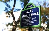 La plaque de l’allée Mireille Knoll. (Crédit : Twitter / Anne Hidalgo)