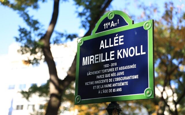 La plaque de l’allée Mireille Knoll. (Crédit : Twitter / Anne Hidalgo)