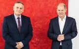 Le ministre de la Santé Nitzan Horowitz (à gauche) rencontre le ministre allemand des Finances Olaf Scholz à Berlin, le 27 octobre 2021. (Crédit : Twitter)