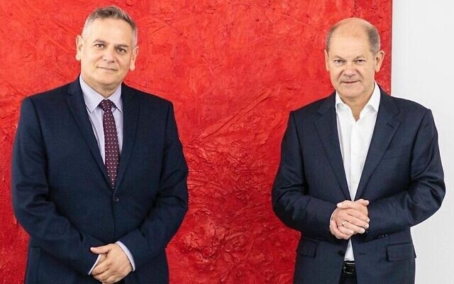 Le ministre de la Santé Nitzan Horowitz (à gauche) rencontre le ministre allemand des Finances Olaf Scholz à Berlin, le 27 octobre 2021. (Crédit : Twitter)