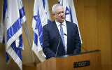 Le ministre de la Défense Benny Gantz s'exprime lors d'un événement célébrant le premier anniversaire des accords d'Abraham, au parlement israélien à Jérusalem, le 11 octobre 2021. (Crédit : Yonatan Sindel/Flash90)