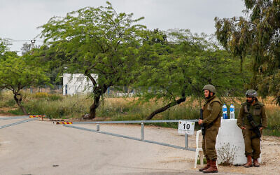Illustration : Des soldats israéliens bloquent une route près de la frontière de Gaza, le 24 avril 2021. (Crédit : Flash90) Illustration : Des soldats israéliens bloquent une route près de la frontière de Gaza, le 24 avril 2021. (Crédit : Flash90)